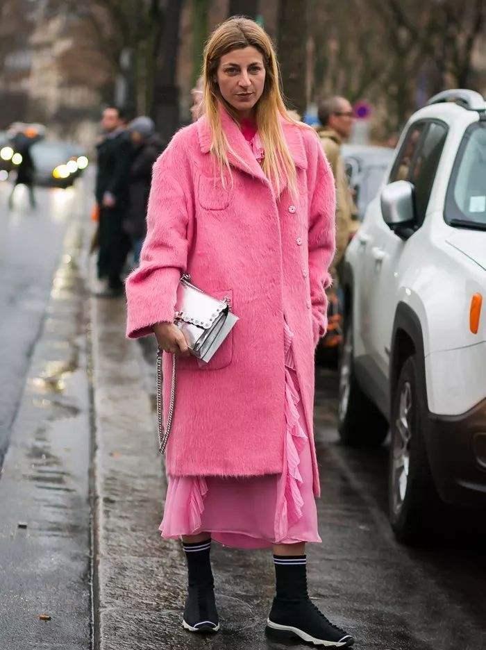 粉色羊毛中长款大衣搭配长裙图片,今年最火粉色大衣搭什么裤子