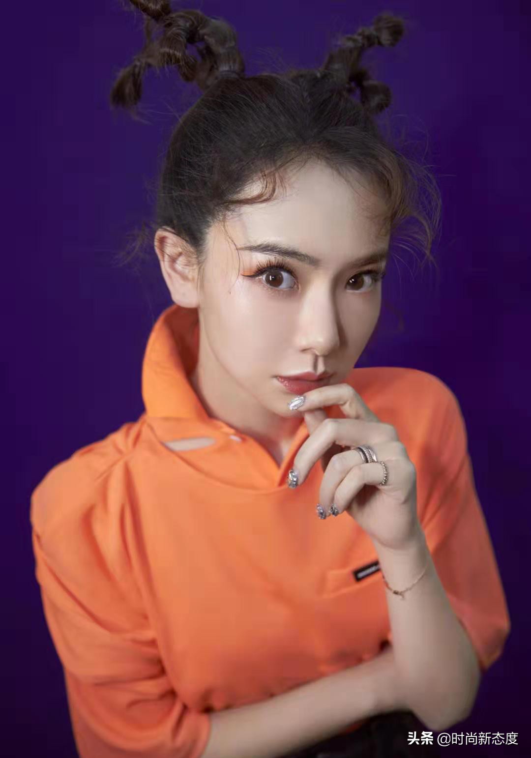 戚薇造型复古卷发教程,戚薇烟熏妆发型