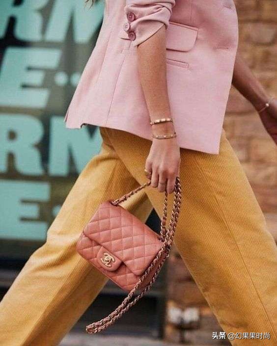 2024年手袋流行颜色,受欢迎的粉红色手袋