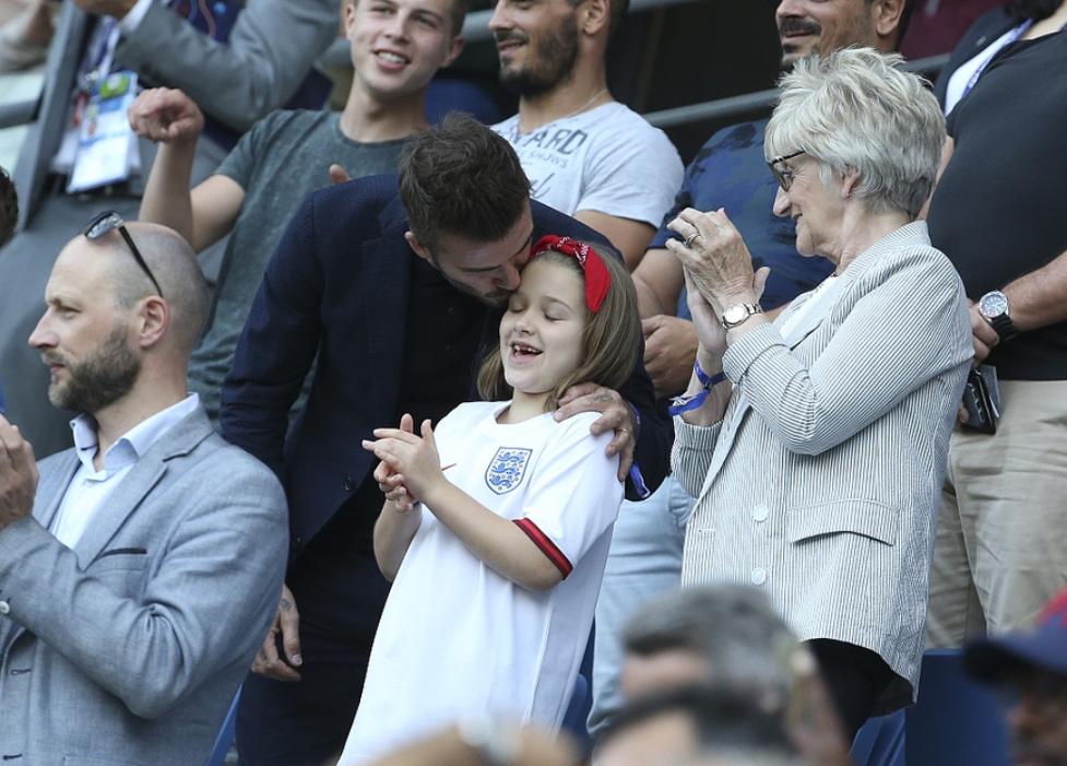 贝克汉姆晒和小七对嘴亲亲合照,贝克汉姆和小七的亲吻