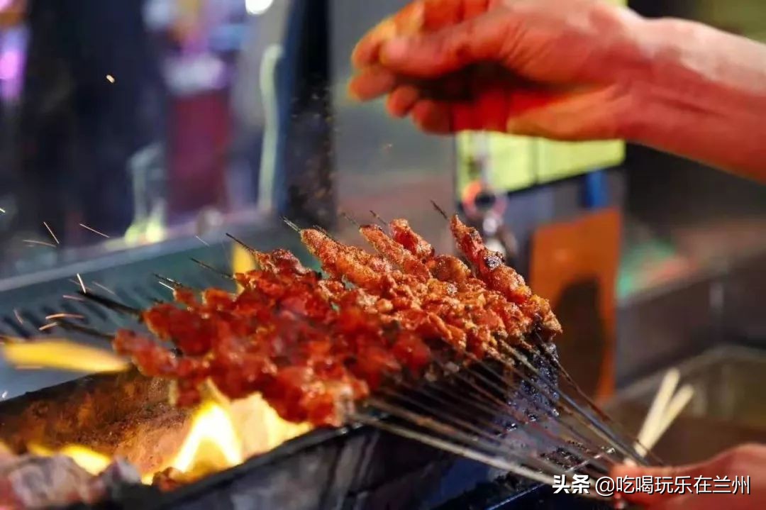 南关夜市这家烤肉，老板12岁出门打拼，烤肉就做了20多年