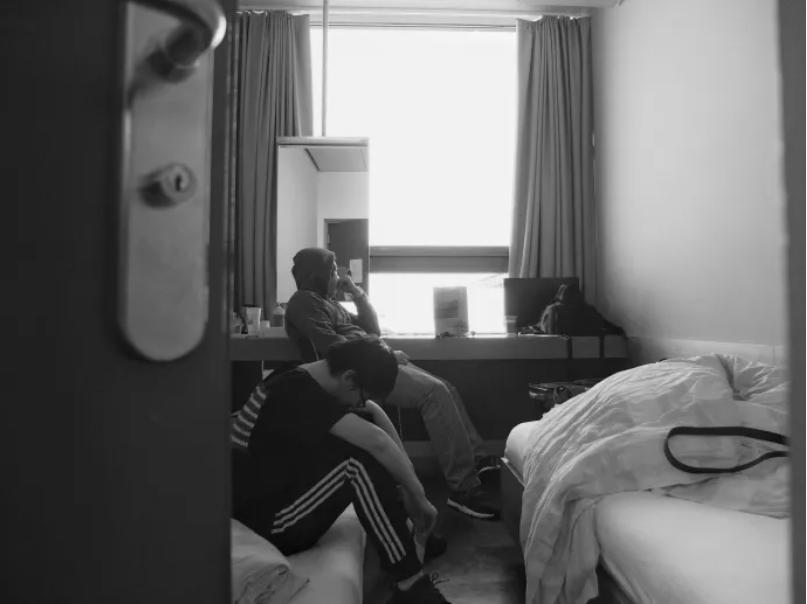 中国留学生“曲线回国”被阻,花费百万却被威胁戴*铐手**押回美国