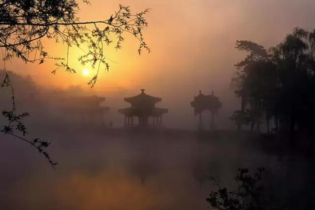 中国园林的诗情画意之美,虽由人作宛自天开的造园理念