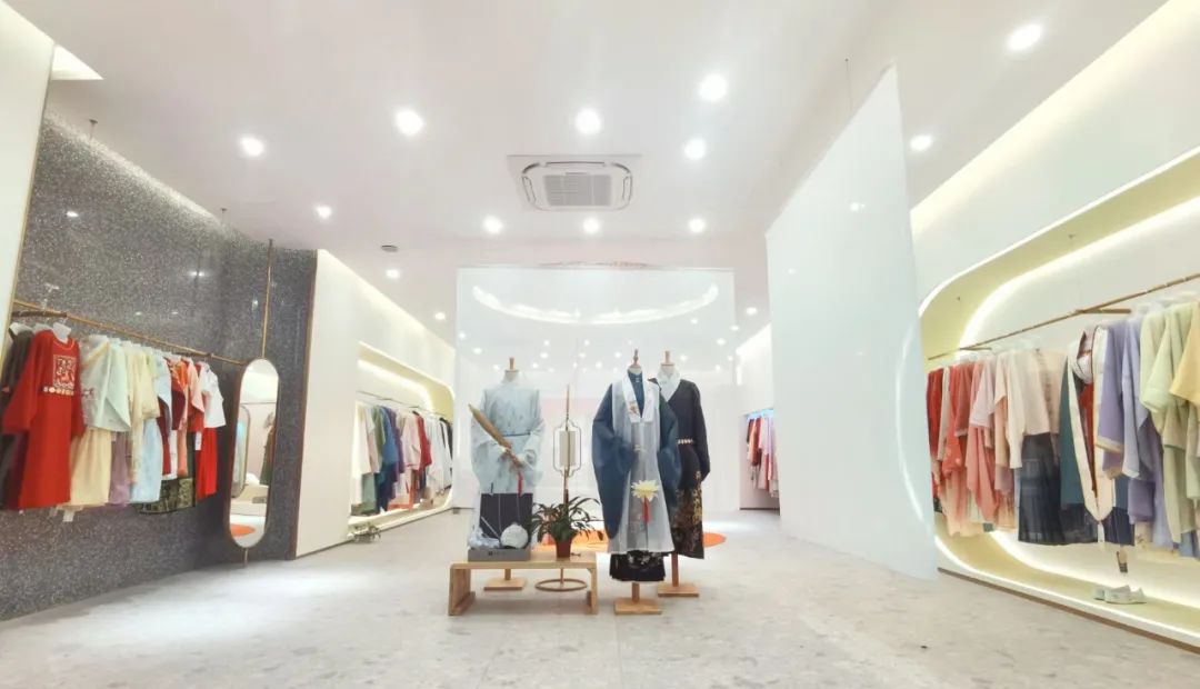 汉服一开始只是为了好看而穿,穿汉服复旧不复古