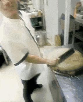 搞笑gif你以为我会乖乖地转圈吗,打着伞跳舞搞笑视频