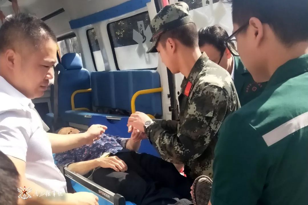 7旬老人醉卧街头民警暖心救援,老人昏厥武警官兵救援