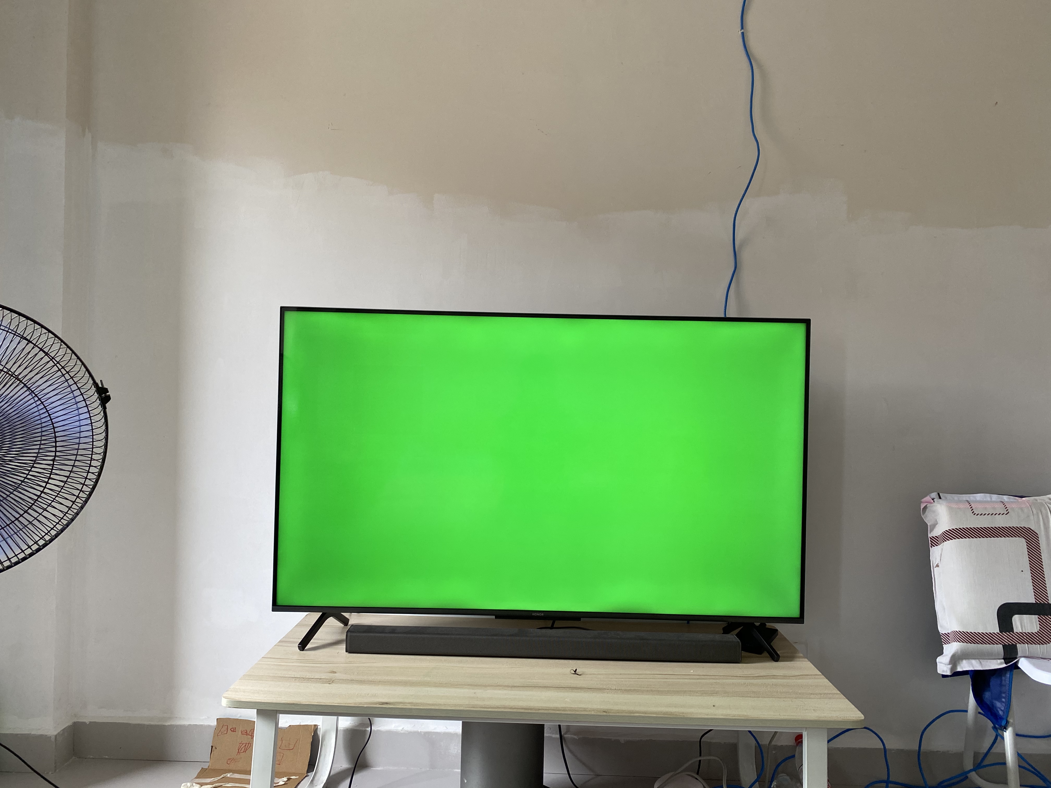 荣耀智慧屏x165寸2022款怎么样,荣耀智慧屏x1屏幕上半部分暗