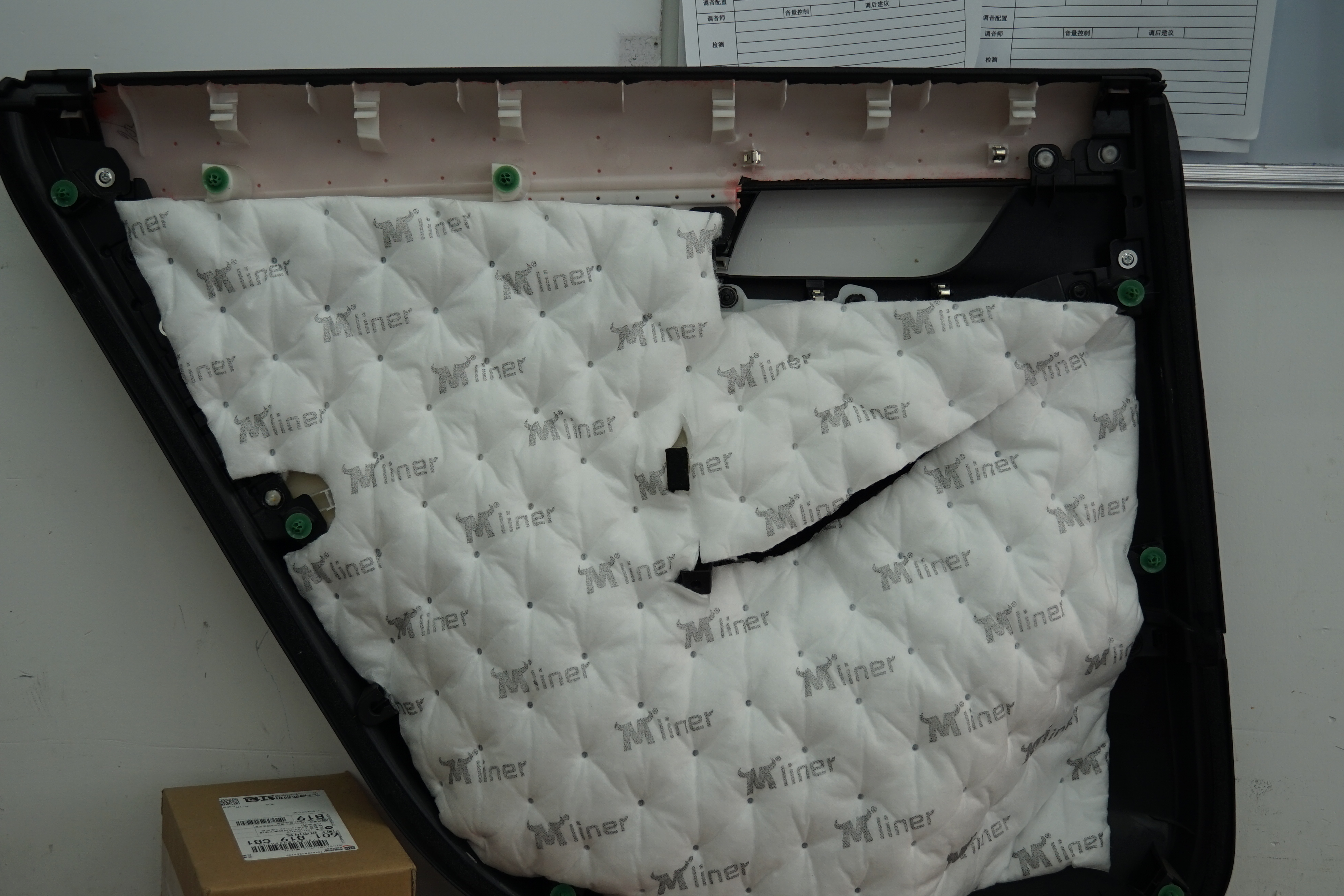 本田雅阁改装超薄爱威V8低音炮追求好音乐-广州车乐声汽车音响