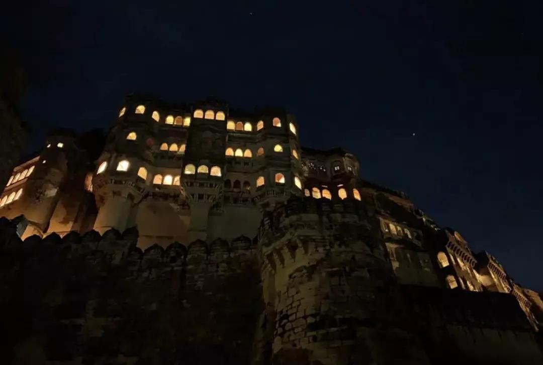 越夜越美丽粤语,越夜越美丽上一句