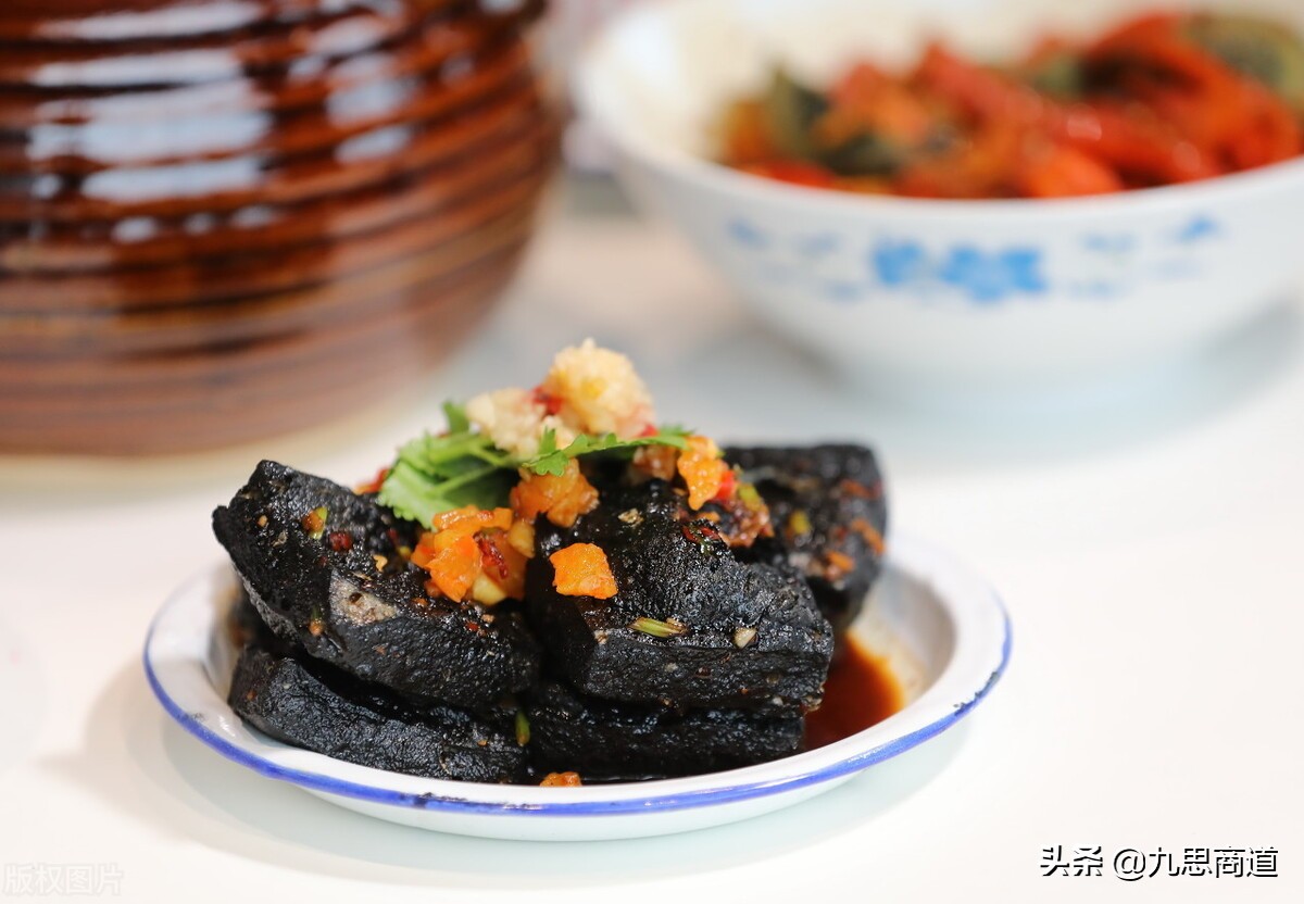 小伙卖臭豆腐,年赚千万的卖臭豆腐模式