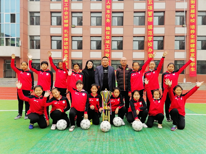 将军小学足球联赛,足球家长加油助威的视频