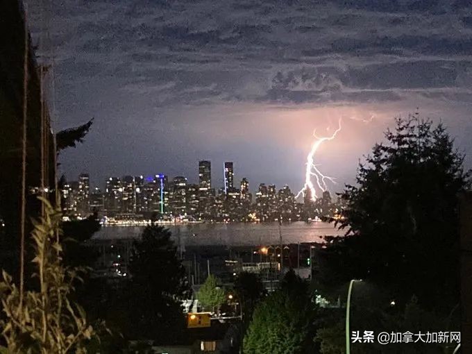 温哥华现最美晚霞+闪电温村秒变梦幻魔法城