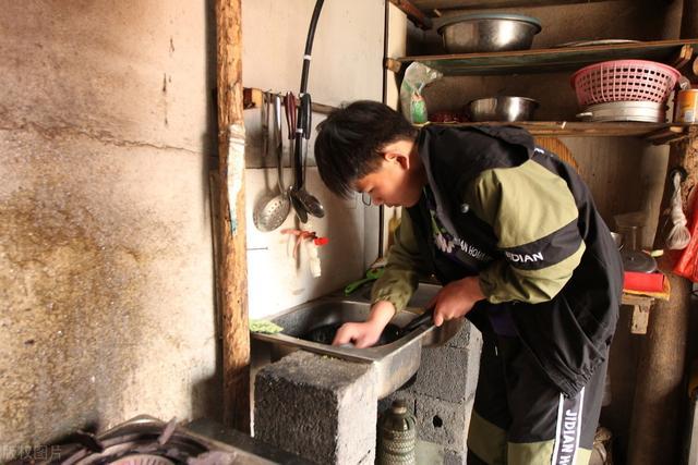 2个孩子不是亲生的,小孩户口与父母户口不同在哪上学