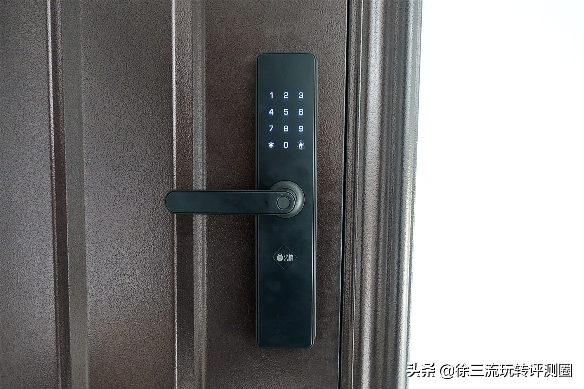 这把指纹锁不得了，内置天猫精灵AI模块，说句话就能开锁