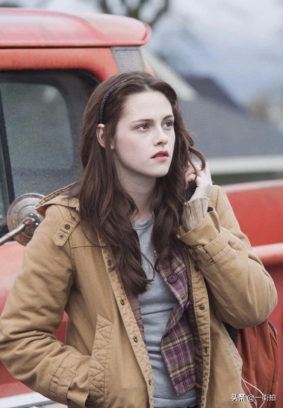 克里斯汀穿香奈儿图片,克里斯汀黑衣造型