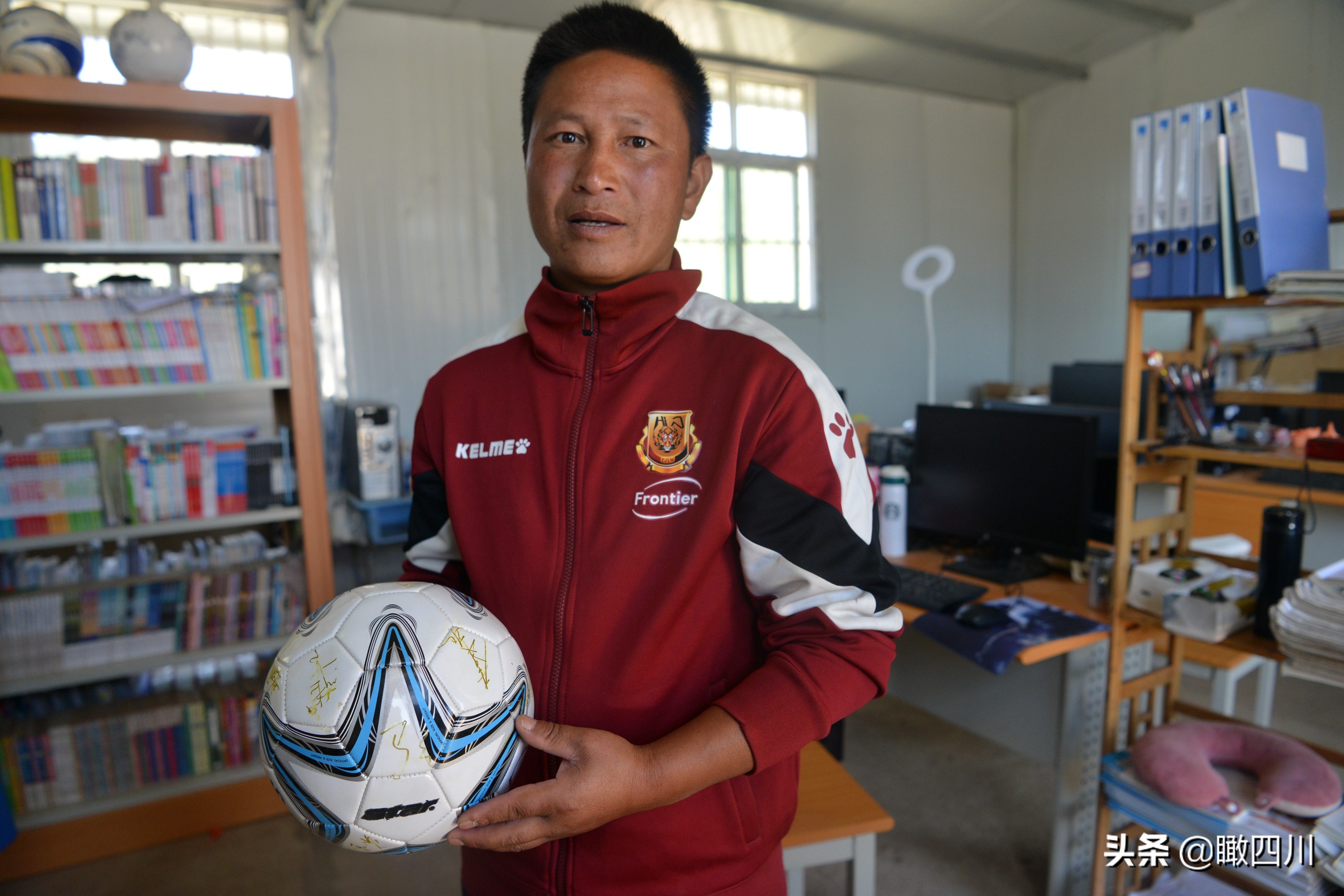 大凉山最贫困的山区小学,大凉山爬悬崖上学的孩子