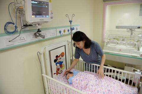 女婴出生6天后来“月经”，检查结果出来后，医生给宝爸上了一课