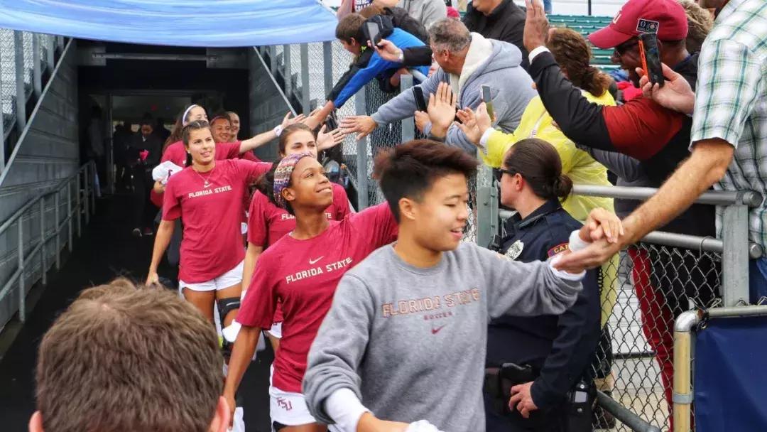 绽放在美国大学女足赛场上的中国铿锵玫瑰!她是全美冠军