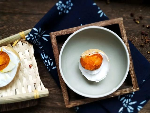 现在腌咸鸭蛋最合适，3步搞定，半个月就能吃，个个金黄起沙流油