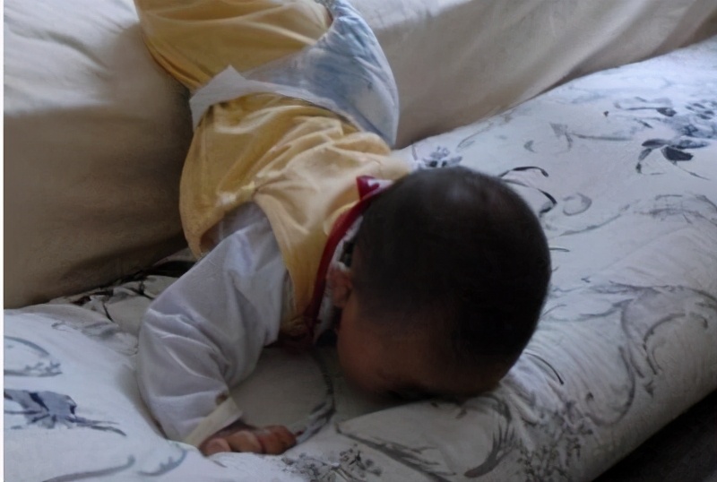 宝宝翻身掉床怎么防,宝宝摔下床妈妈反应