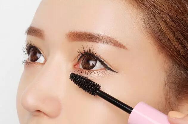 如何化显眼睛大的浓眼妆,怎么化显眼睛大的妆容