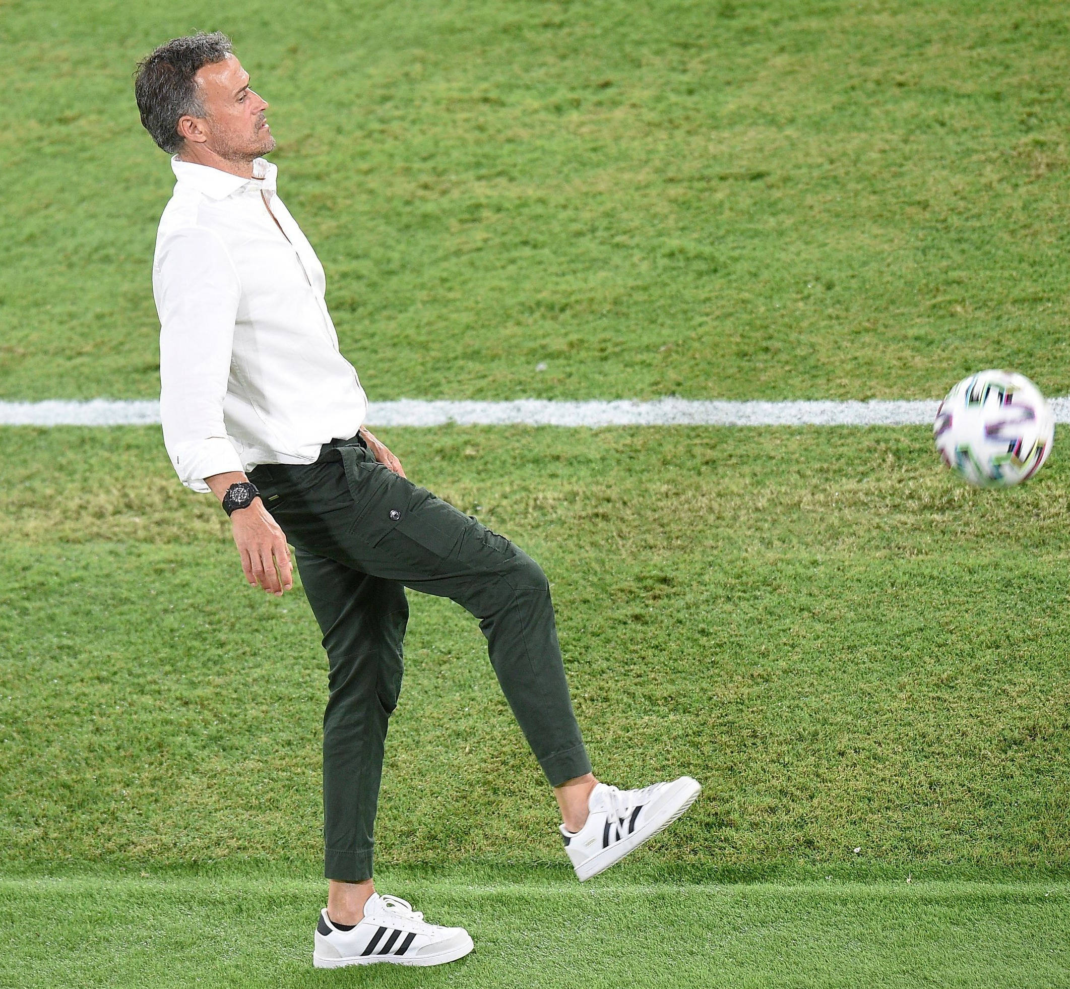 大饱眼福！欧洲杯名帅衣品赏析：索思盖特弃马甲曼奇尼秀阿玛尼