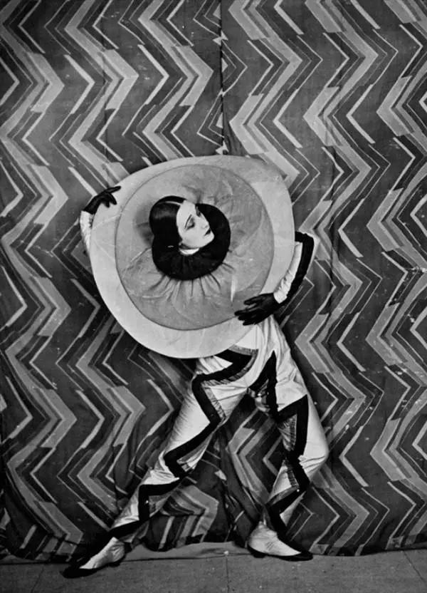 她亲眼看着自己的画作挂进卢浮宫,这位“时尚先锋”不输香奈儿