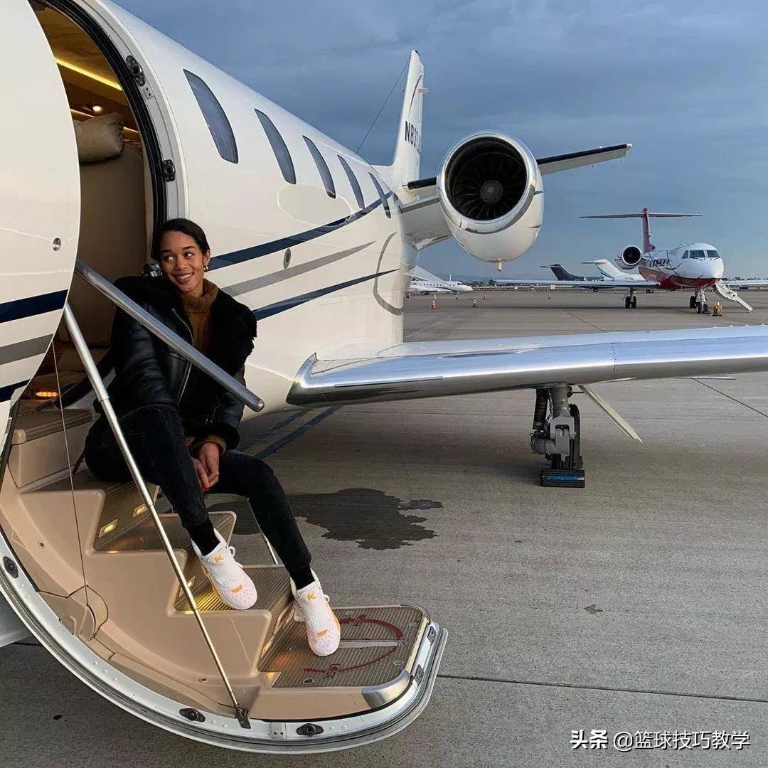 克莱汤普森回归首秀穿什么鞋 (克莱汤普森复出首秀什么鞋)