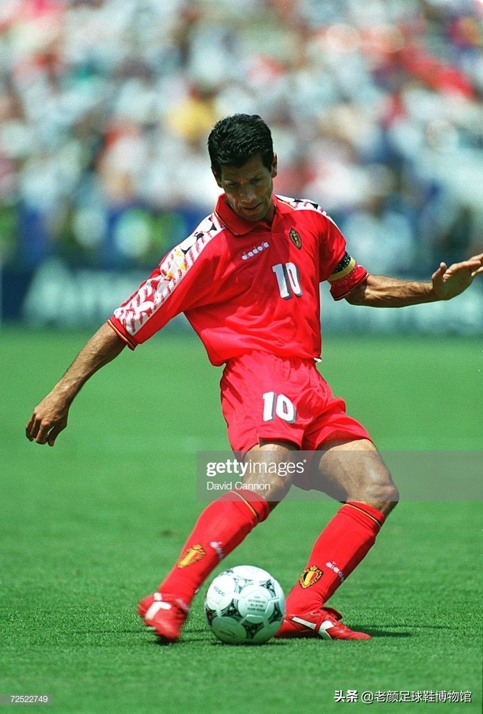 第一个穿白球鞋的球星,马拉多纳南非世界杯场边秀脚法