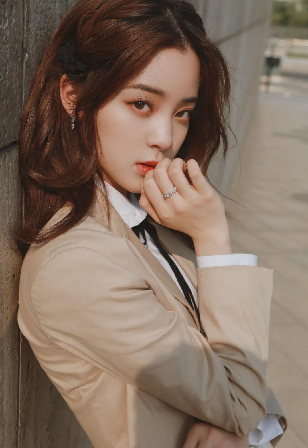 36岁圆脸扎什么发型减龄,胖圆脸适合的中长扎发教程