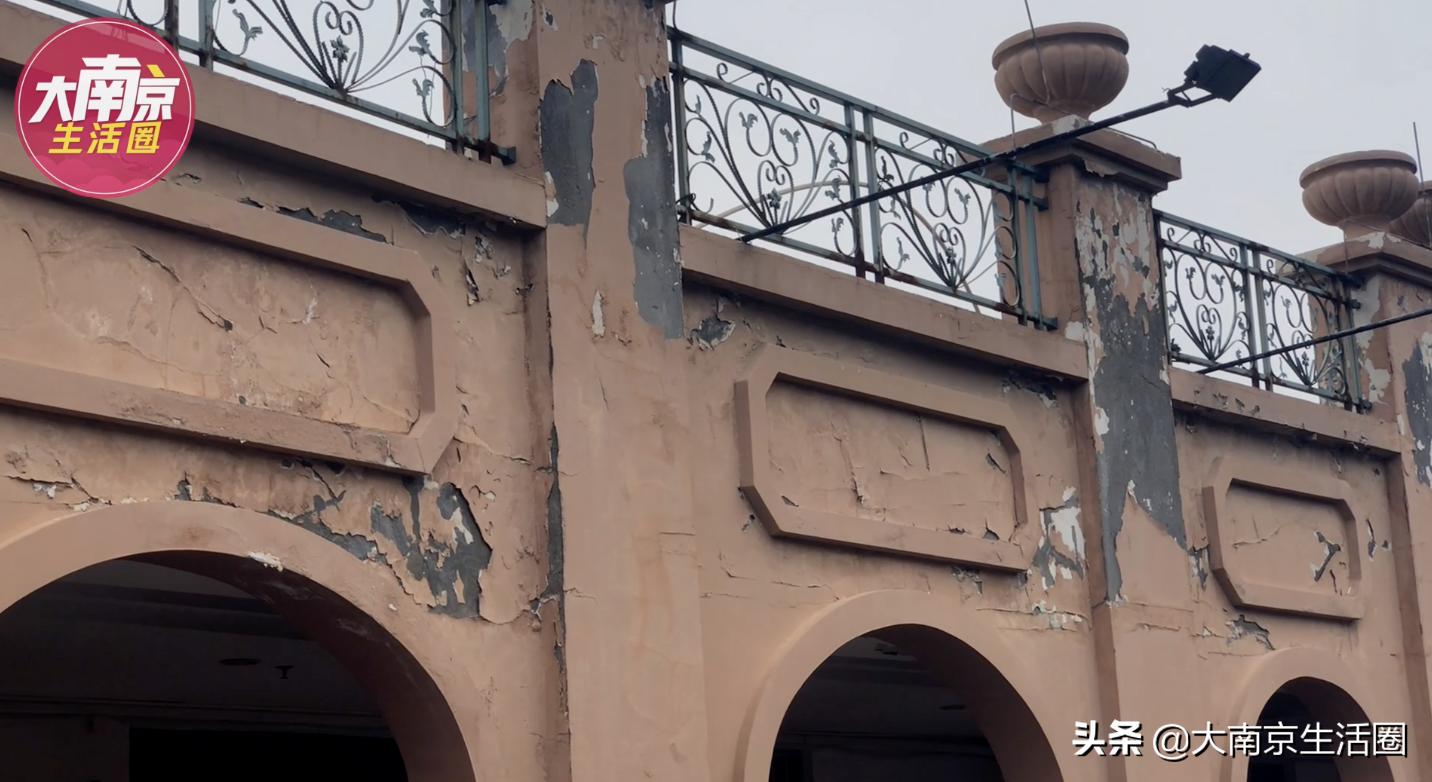 南京南站CBD旁的大型购物中心，商家纷纷撤离，如今却住满了人