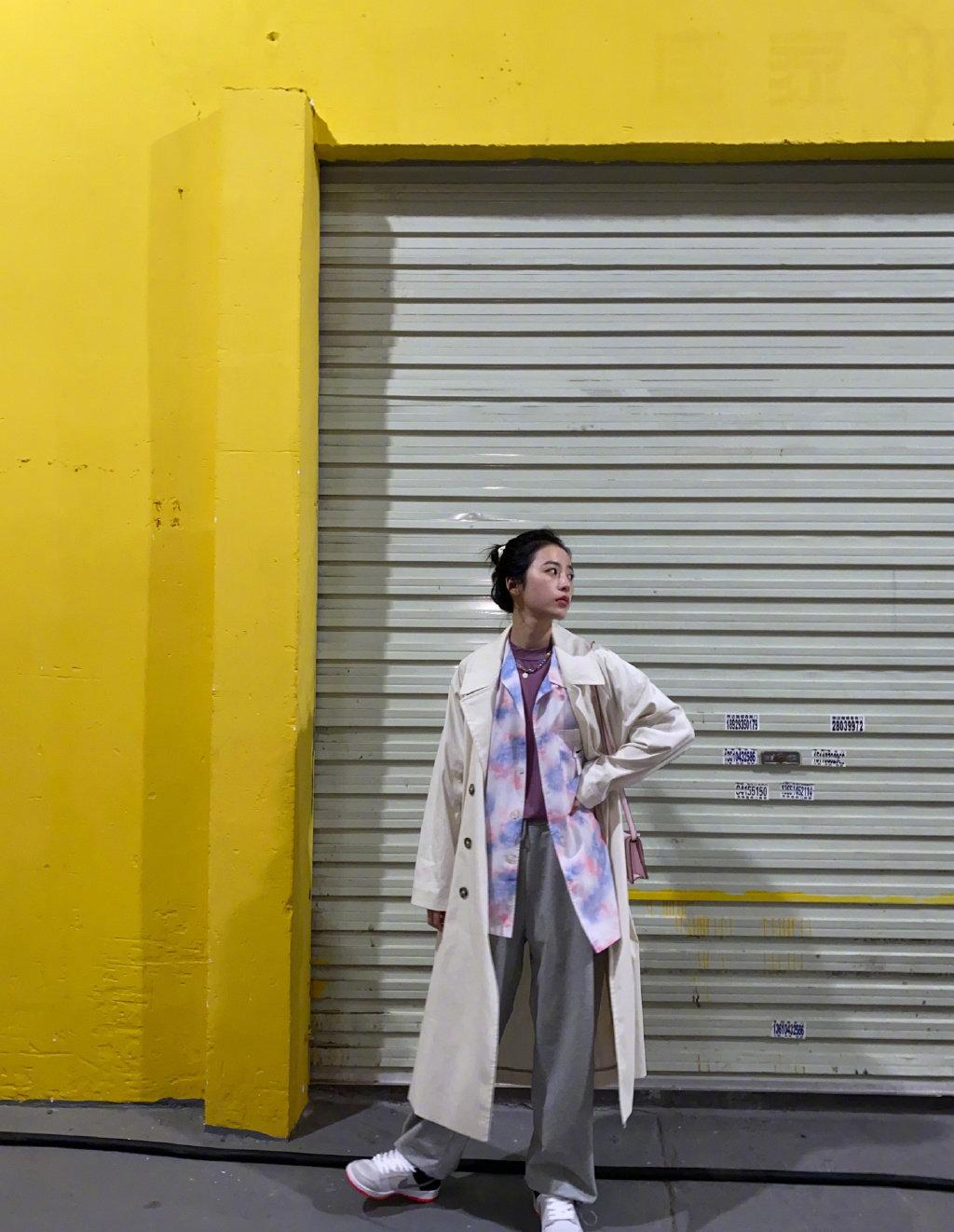 周雨彤穿露脐装秀小蛮腰,蝴蝶结露脐装周雨彤