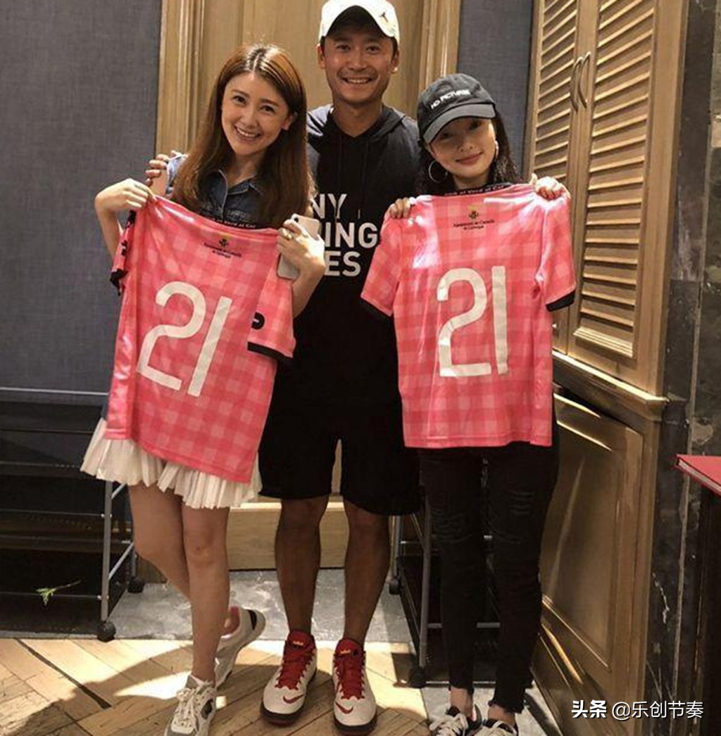 李小璐与小鲜肉合照,李小璐和路人合影