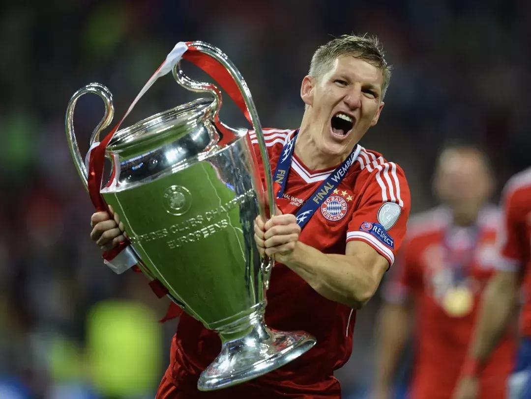 施魏因斯泰格血洒赛场挥手,施魏因斯泰格帅气视频