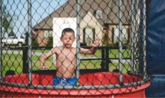 土耳其少女古灵精怪利用牛奶瓶巧拍飞机飞行画面,来学下拍照