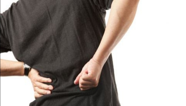 每天久坐不动用电脑，玩游戏腰酸背痛？教你几个简单动作迅速缓解