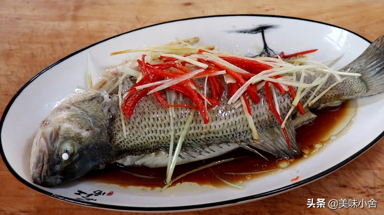 清蒸鲈鱼的正确做法鲜嫩无腥味,大厨教你清蒸鲈鱼的正确做法