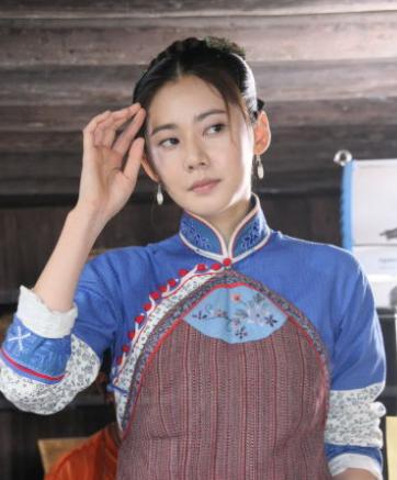 她是中国知名的韩国演员,从小被母亲诅咒“去死”,还被骗拍裸照