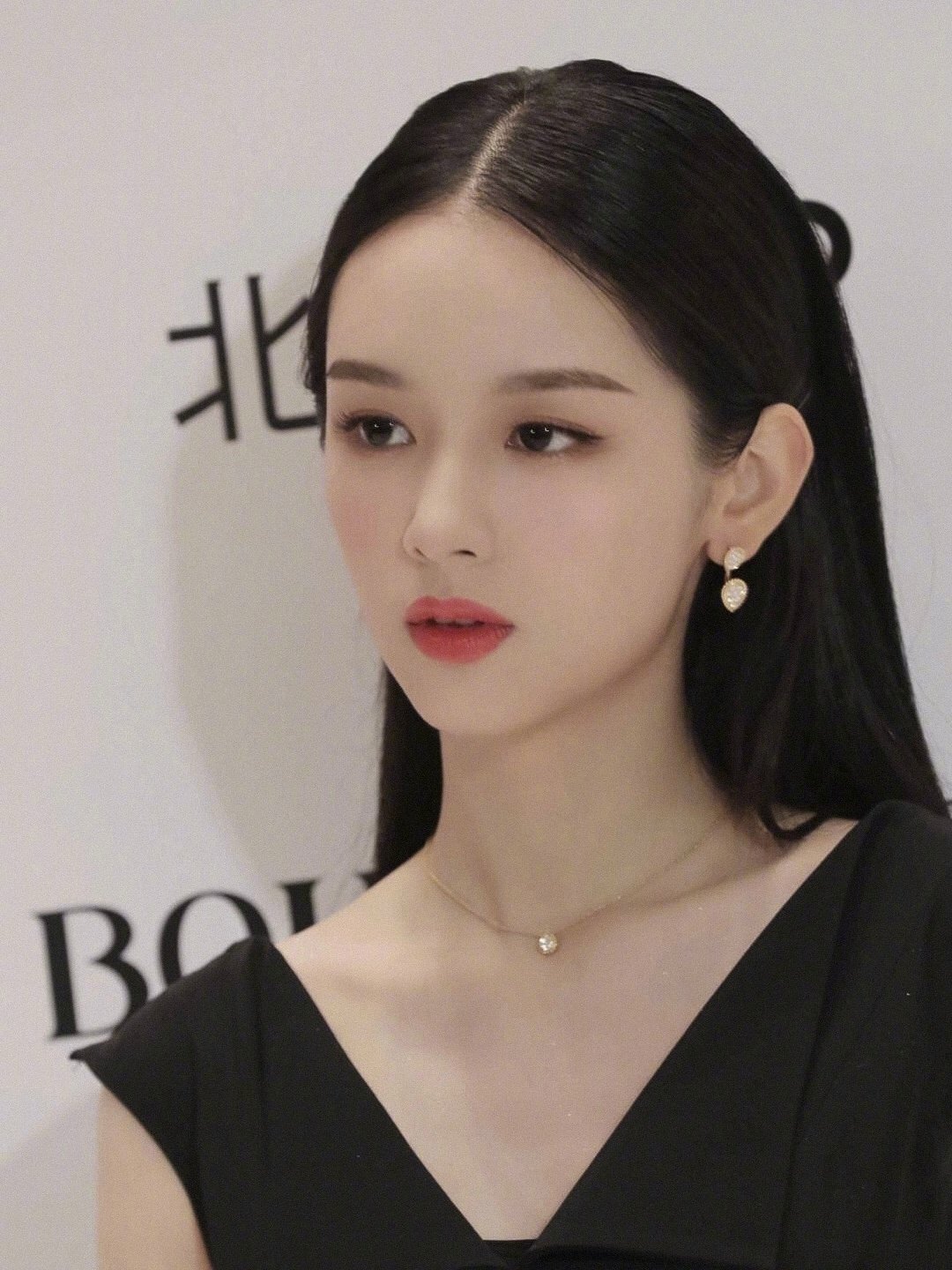 周也和其他女演员同框,周也出道前照片黑衣