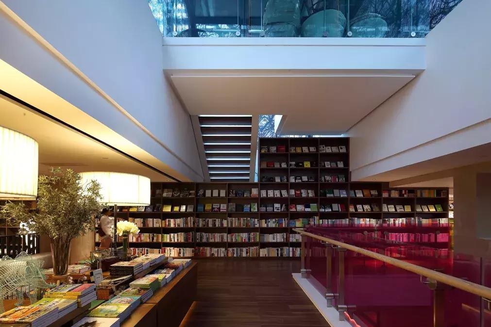 北有阿那亚社群，南有册之丘社群，后者60%研究生以上学历