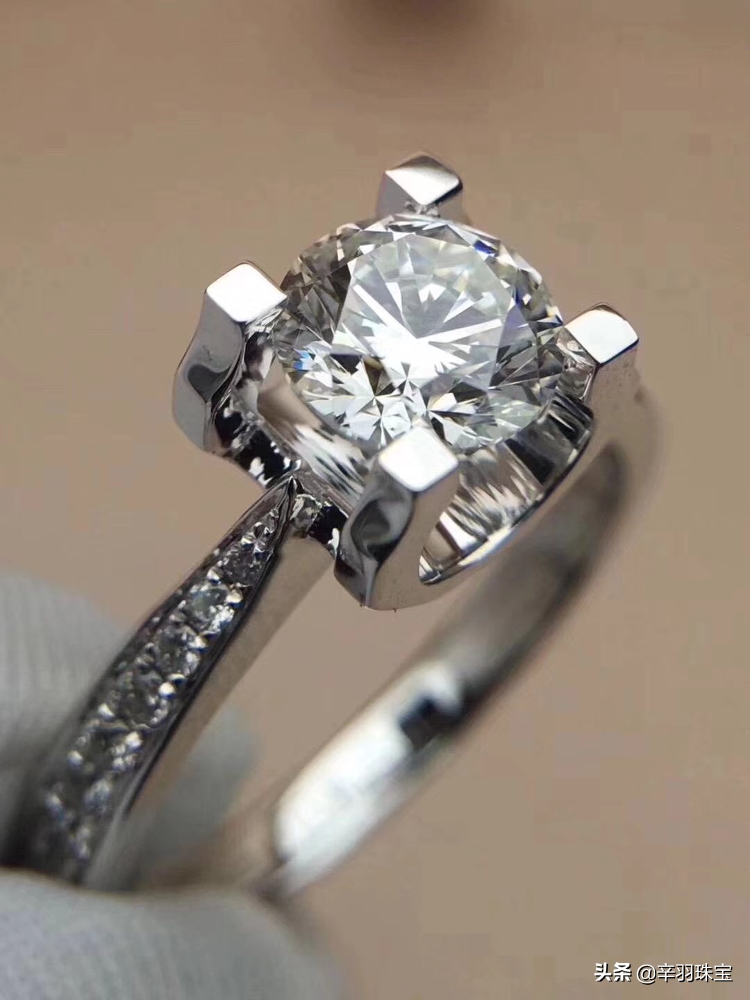 珠宝戒指戴哪个手指,珠宝首饰和黄金戒指哪个好