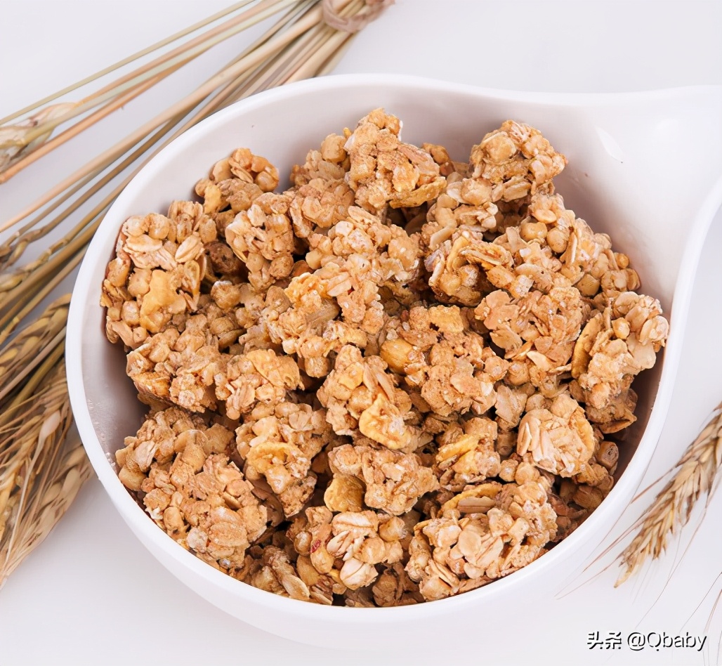 麦片的多种吃法加纯牛奶,天凉了吃早餐