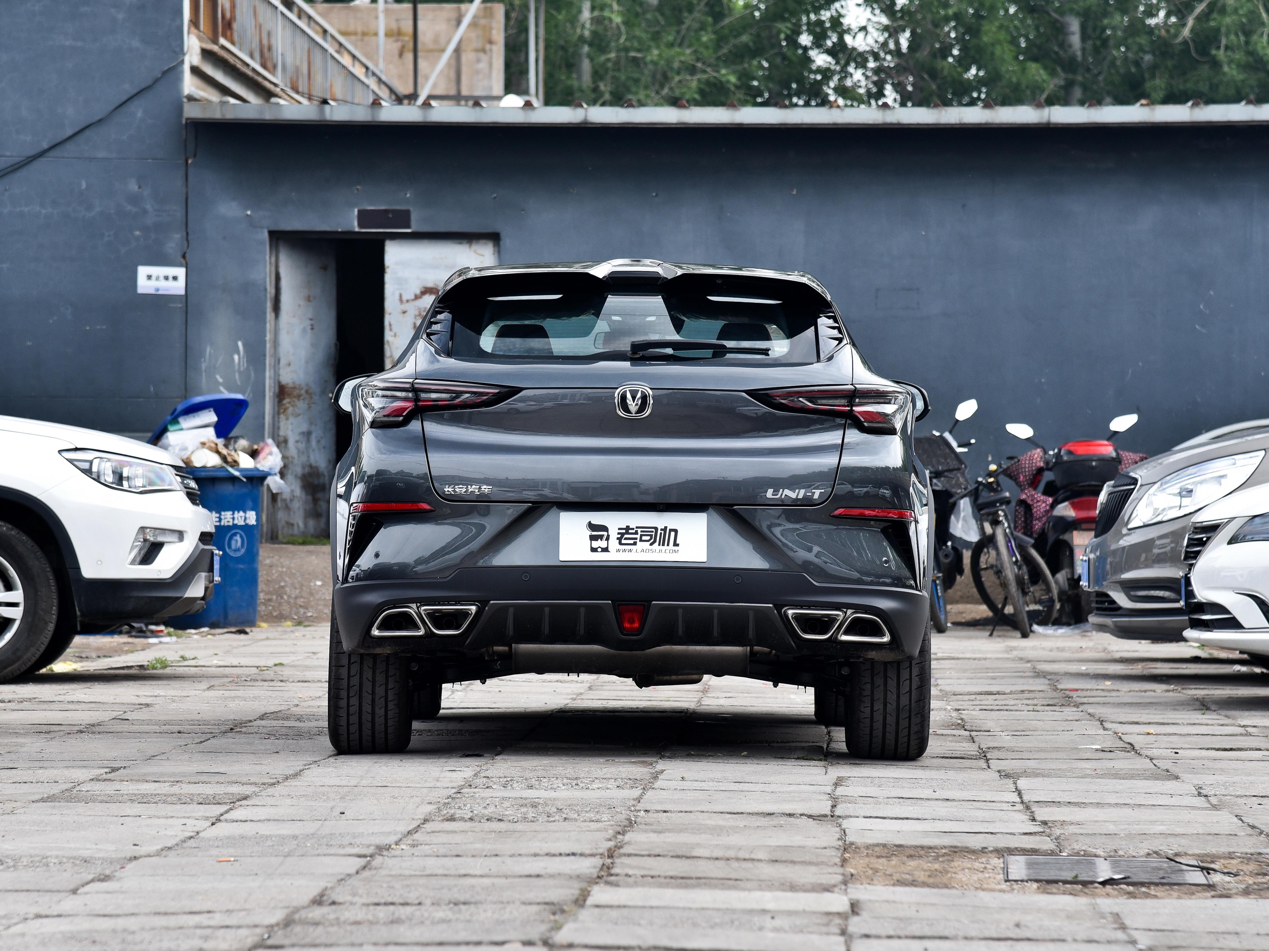 外观好看回头率高，空间宽敞，自动挡还好开，实拍长安UNI-T