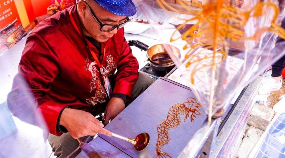 77岁的农村大爷卖货幕后,72岁大爷摆摊卖糖画