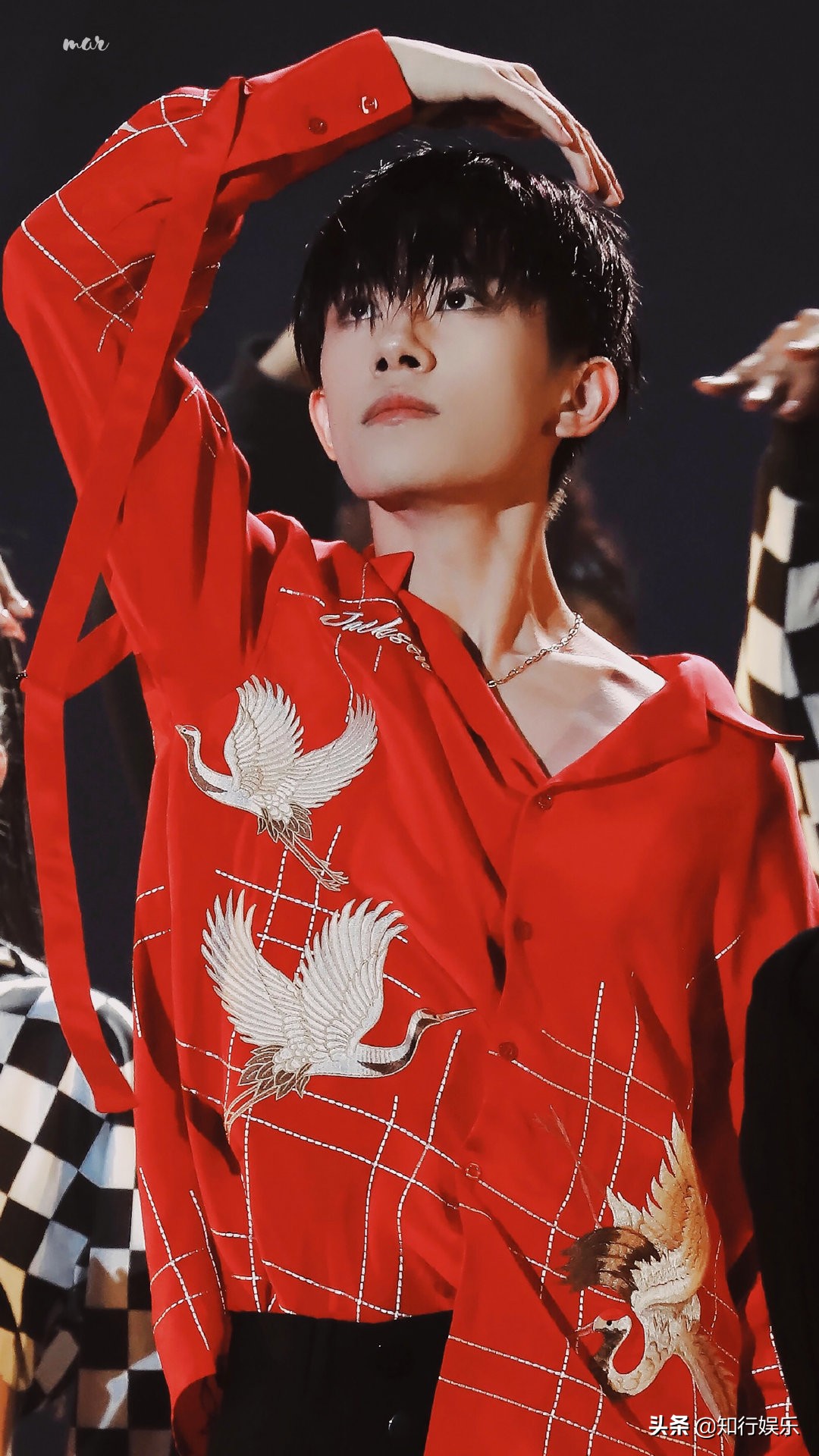 易烊千玺露半面脸,易烊千玺红衣顶胯舞