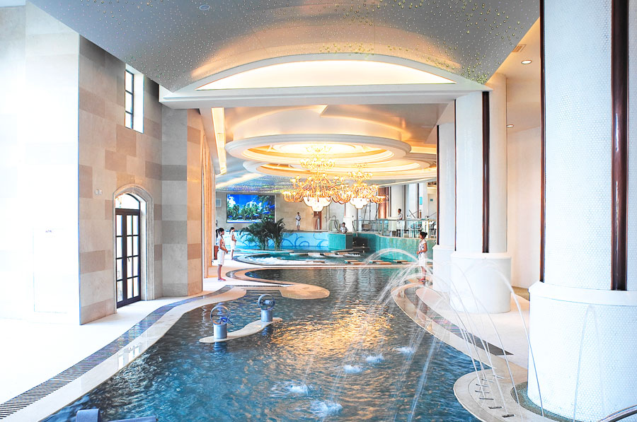 华侨城瀑布酒店房+餐+票，全部只要499！景区VIP通道免排队等你来