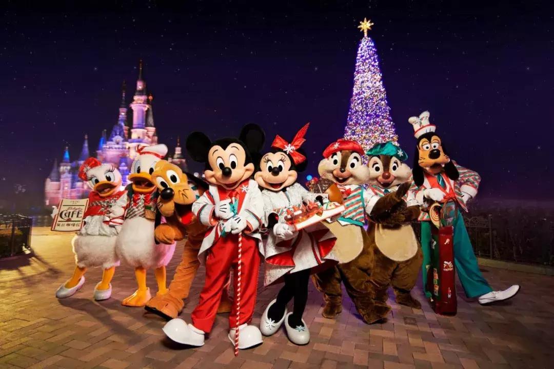 迪士尼乐园：香港向左，上海向右