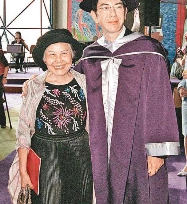 排队等土葬！亡母病逝两个月今日终于设灵视帝瞻仰仪容依然心痛