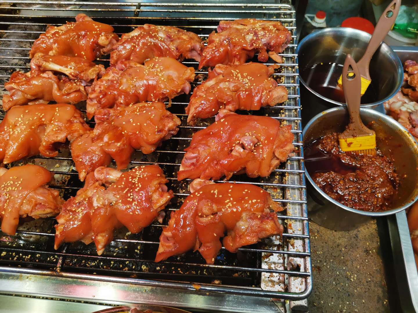 摆地摊卖烤猪蹄吸引人的方法,摆地摊卖烤猪脚怎么做