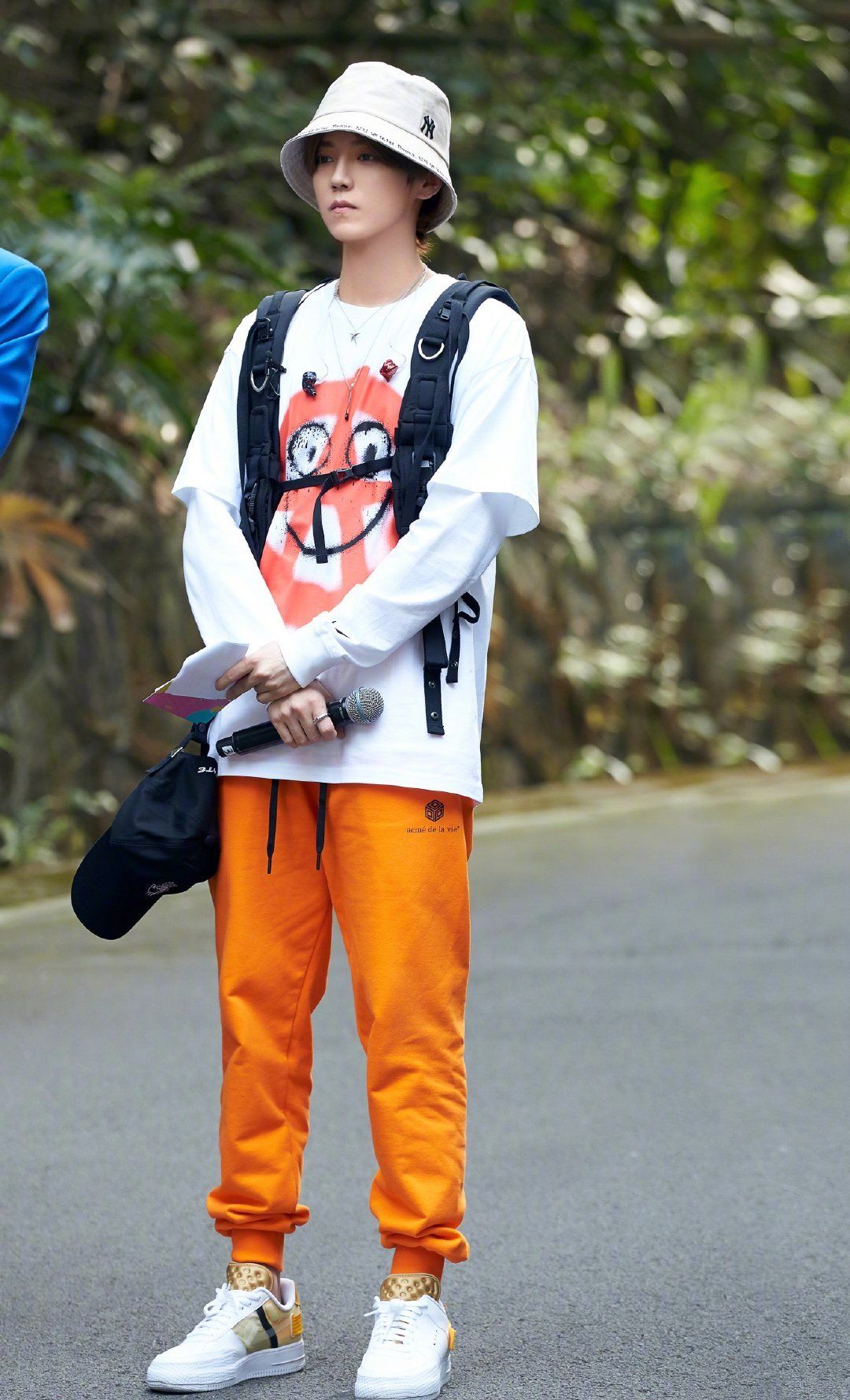 比鹿晗“假书包”更神的是“白加金”鞋子，全是窟窿，好像黄金甲